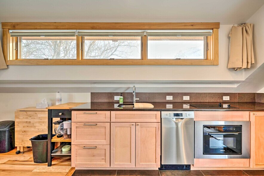 Building Photo - 2329 Pine St