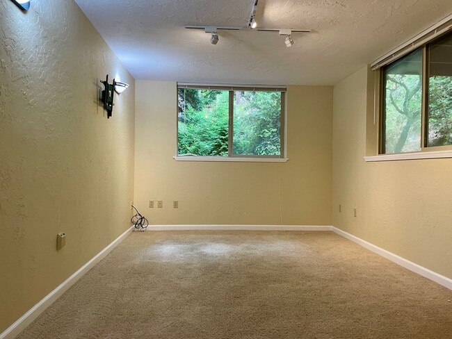 Building Photo - 4 bed, 3 bath split-level home in a private, forested setting (Bayside)