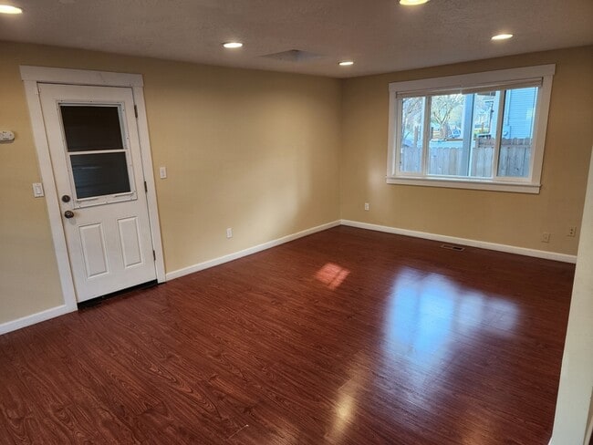 Building Photo - 4725 SE 60th Ave
