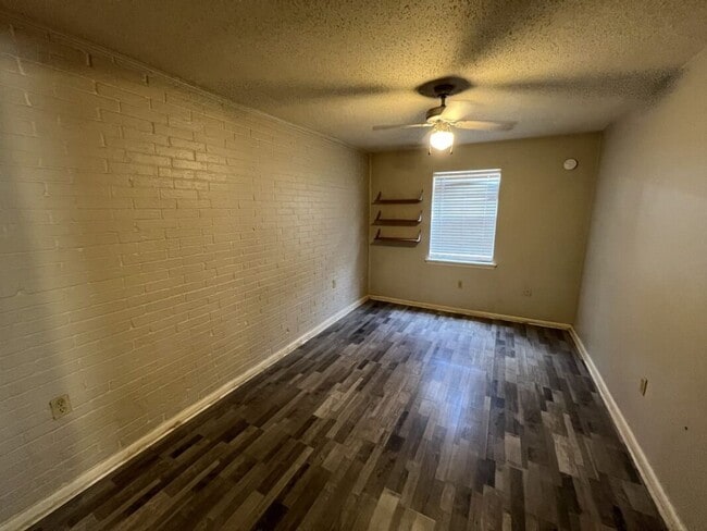 Building Photo - Stylish 2-Bed, 2-Bath Condo in Vibrant Mid...