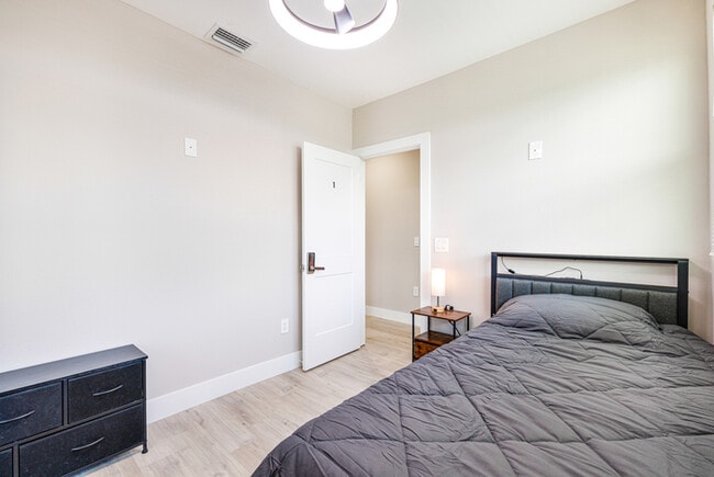 Building Photo - Englewood Padsplit Co-living Affordable Ho...