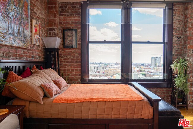 Building Photo - 460 S Spring St