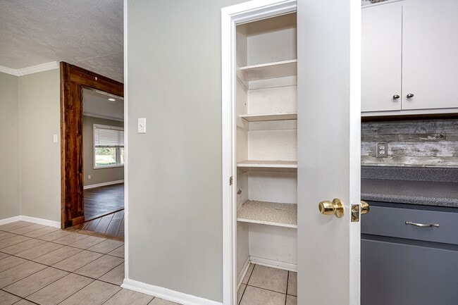 Building Photo - Move in ready 3 Bed 2 Bath Home in East Central School District!