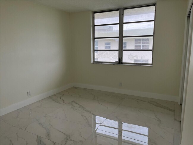 Building Photo - 3150 N Course Ln