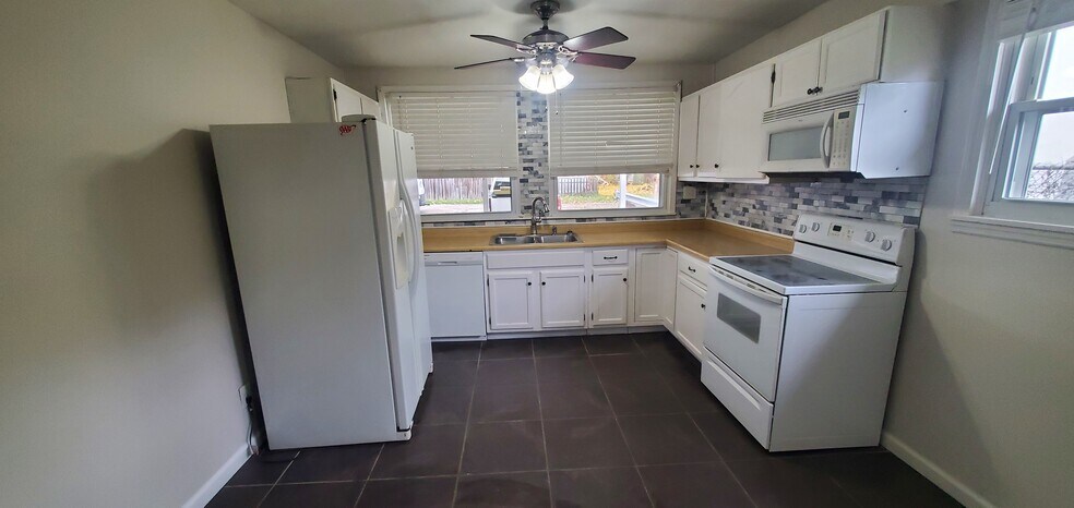 kitchen - 316 N Hill St