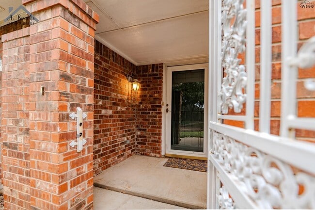 Building Photo - 3037 Cunningham Dr
