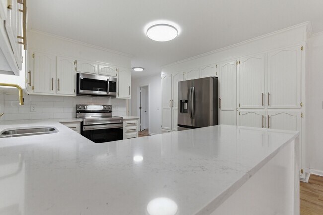 Building Photo - 308 Brookview Ct