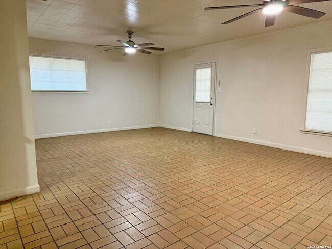 Building Photo - 115 Encino Grande St