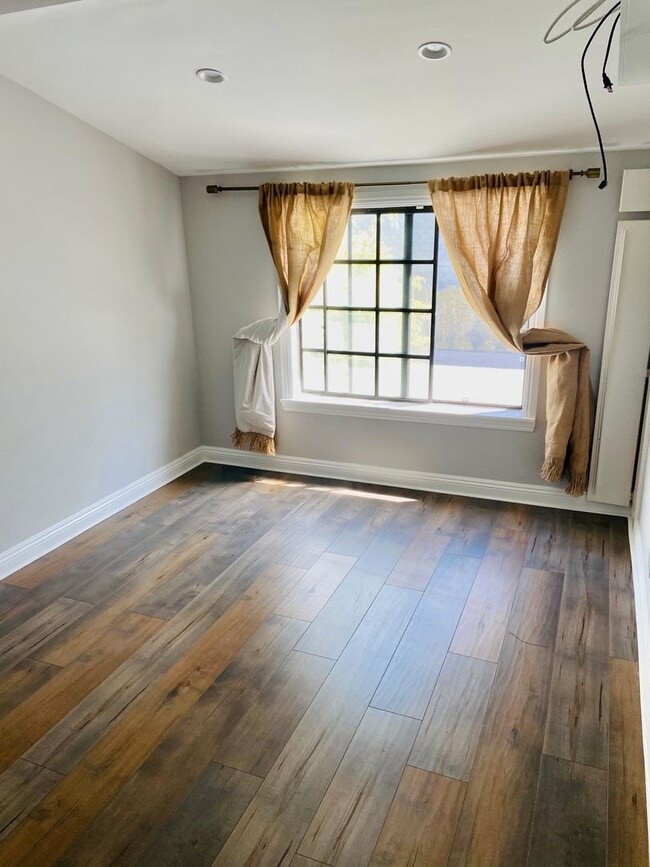 Building Photo - Gorgeous Venice Townhouse w/Upgrades Galore close to Beach+Canals w/Laundry+Garage+Pool