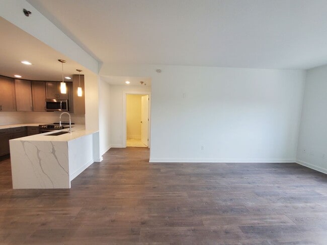 Building Photo - Renovated, centrally located and with lots...
