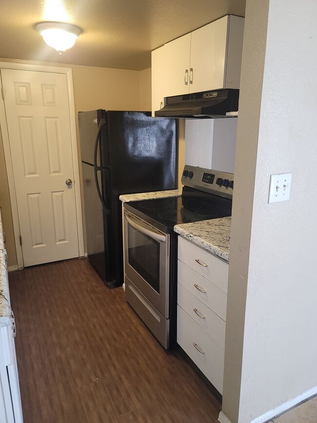 Building Photo - Wonderful Townhome centrally located.  Kit...