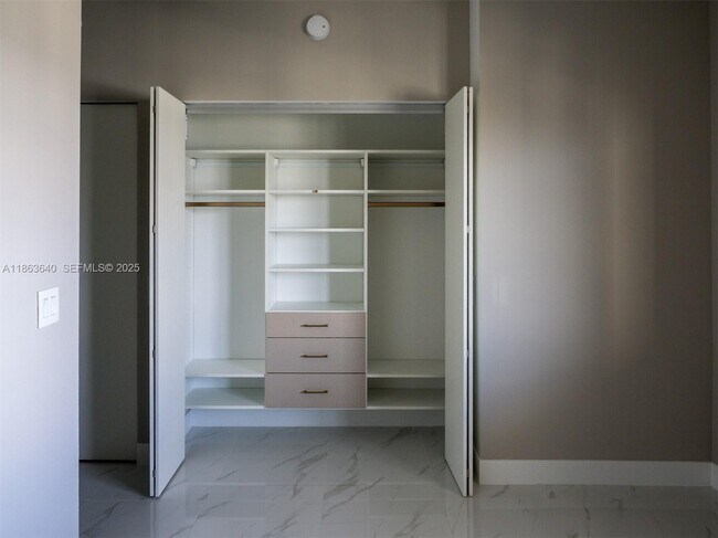 Building Photo - 700 NE 24th St