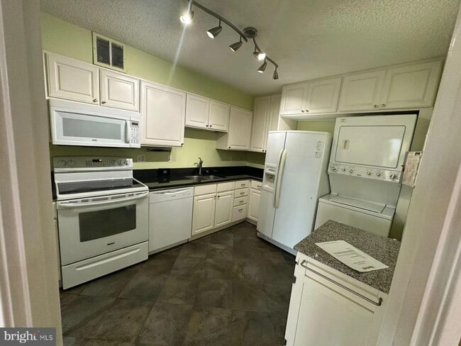 Building Photo - 5904 Mt Eagle Dr