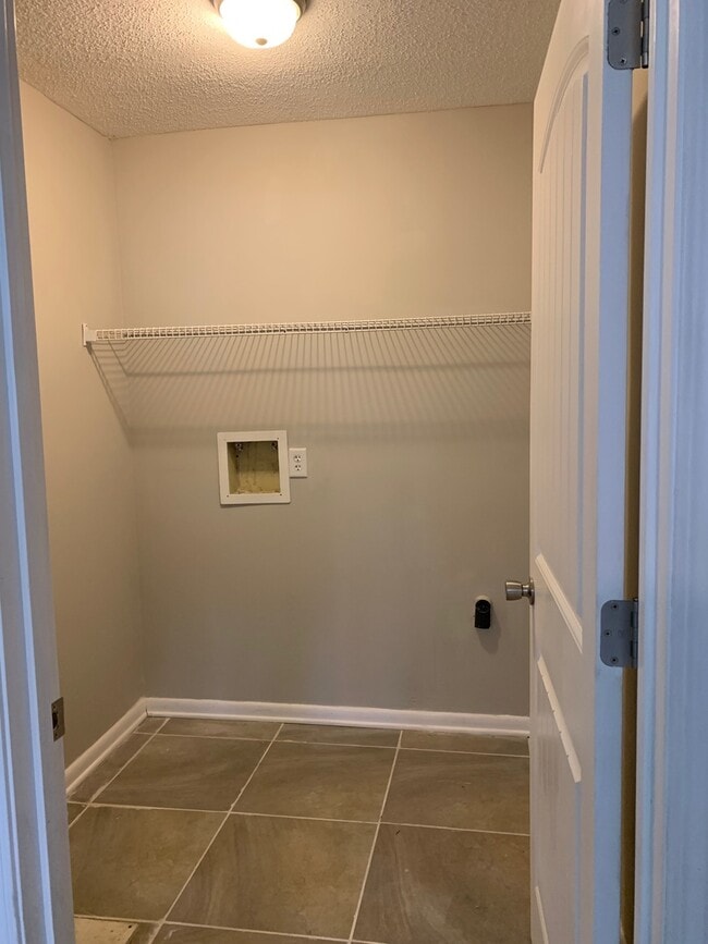 Building Photo - *NEWLY REMODELED*