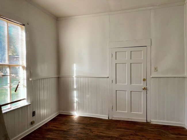 Building Photo - Complete New Central Hvac in this 2 Bed/1 Bath Historic Home!