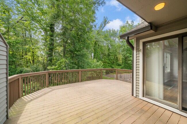 Building Photo - 81 Lakeview Dr