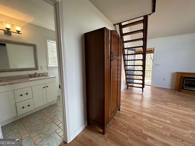 Building Photo - 422 Laurel Ridge Rd