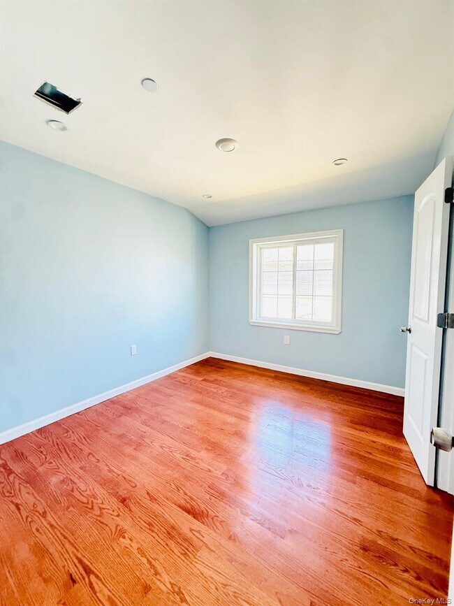 Building Photo - 139-22 Lakewood Ave