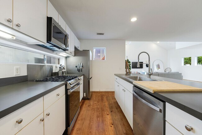 Building Photo - 824 Ruthven St