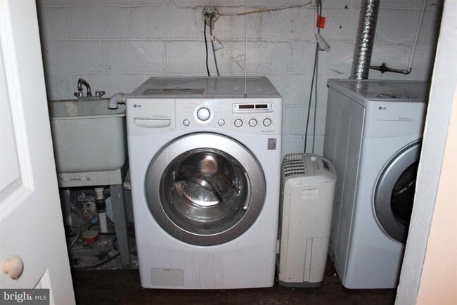 Building Photo - 411 W High St