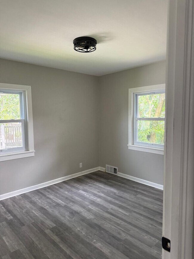 Building Photo - 5-Bedroom 2-Bath Completely Renovated!