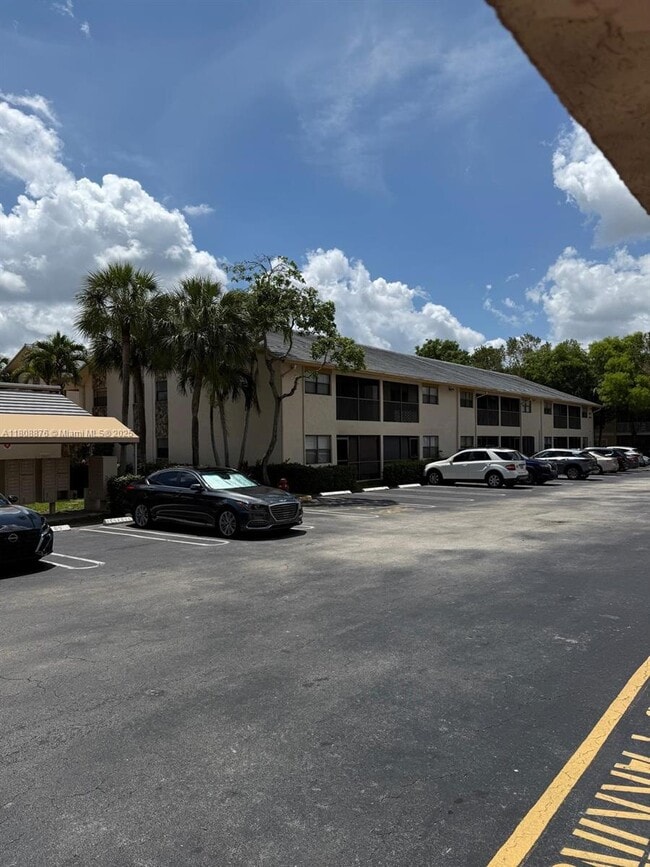 Building Photo - 3043 Riverside Dr