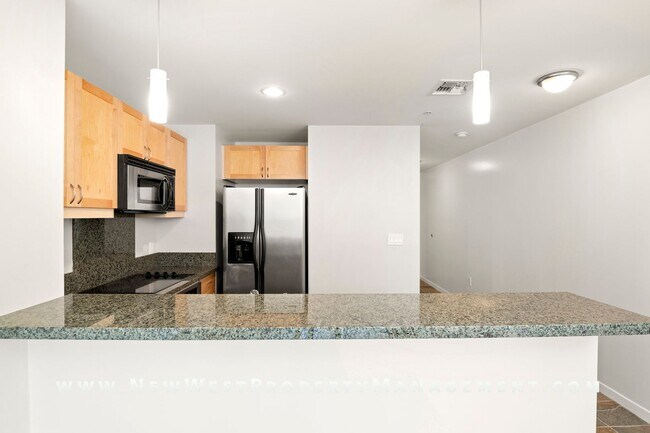Building Photo - Spacious East Village Penthouse Studio at Metrome! Small Pet Ok! 1 Parking Space Included!
