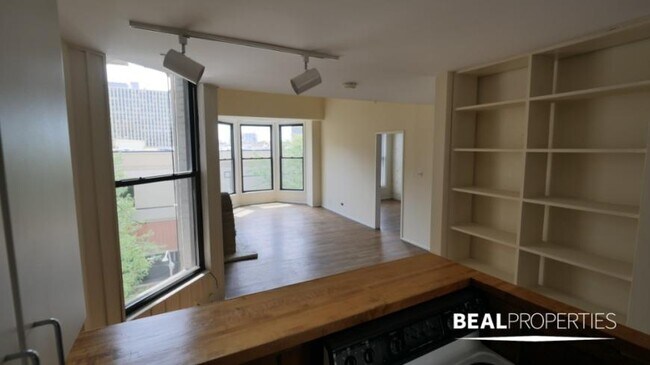 Building Photo - 2 bedroom in CHICAGO IL 60657