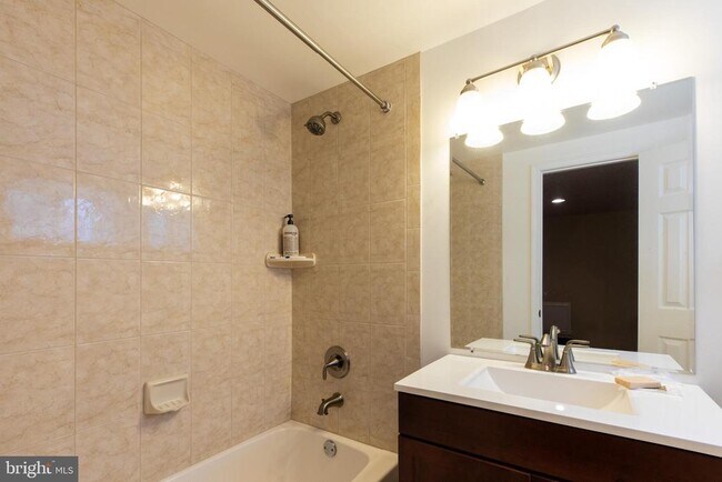 Building Photo - 2527 Lindley Terrace
