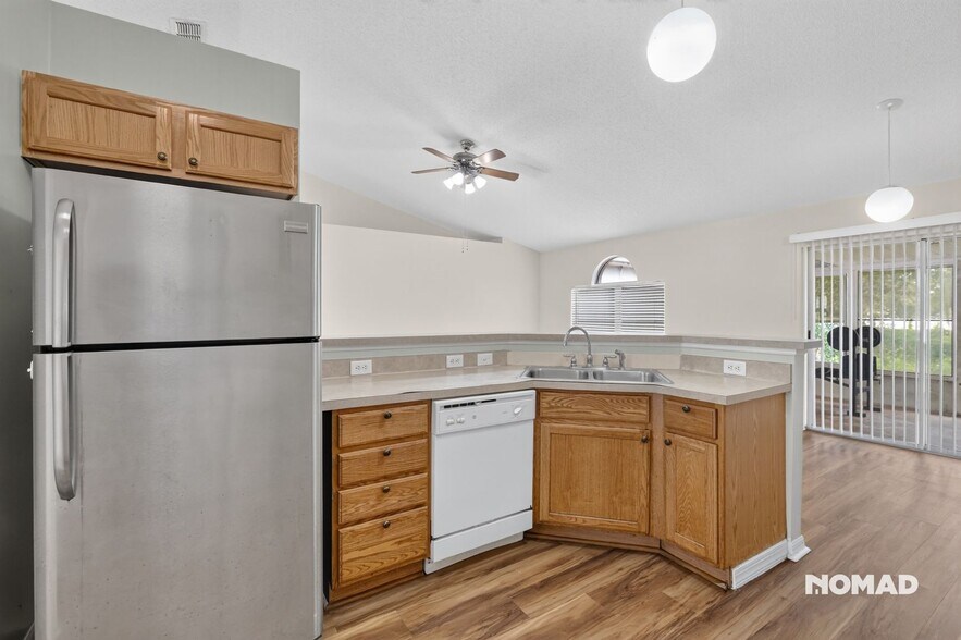 Building Photo - 14169 Spring Hill Dr