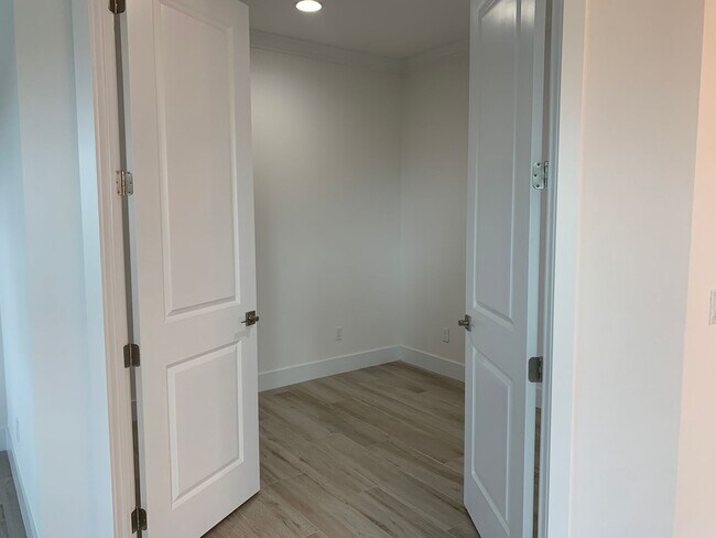 Building Photo - End Unit 3 bedroom Townhome
