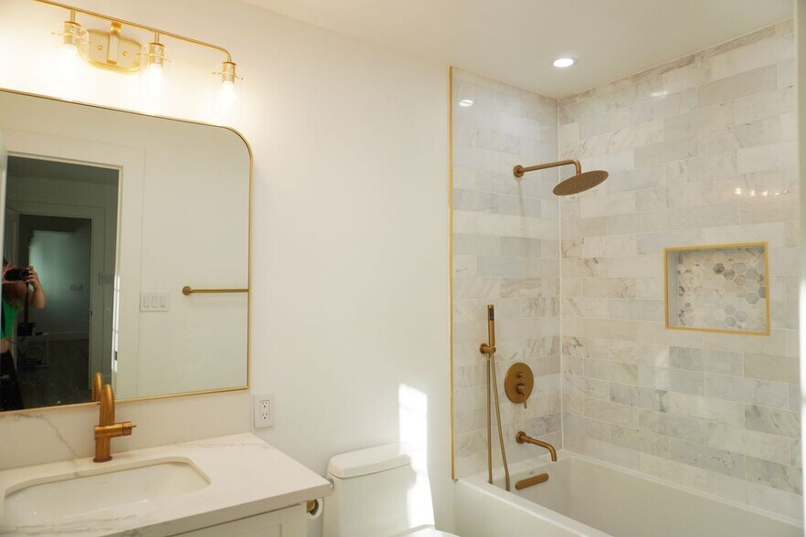 Building Photo - 1120 S Barrington Ave