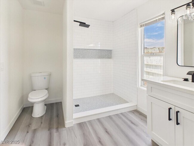 Building Photo - 5610 N Linda St