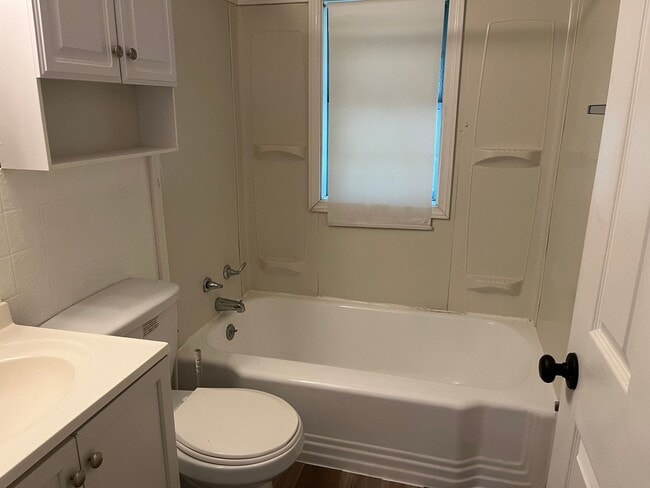 Building Photo - Two Bedroom in Alton