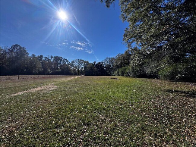 Building Photo - 1560 W County Rd