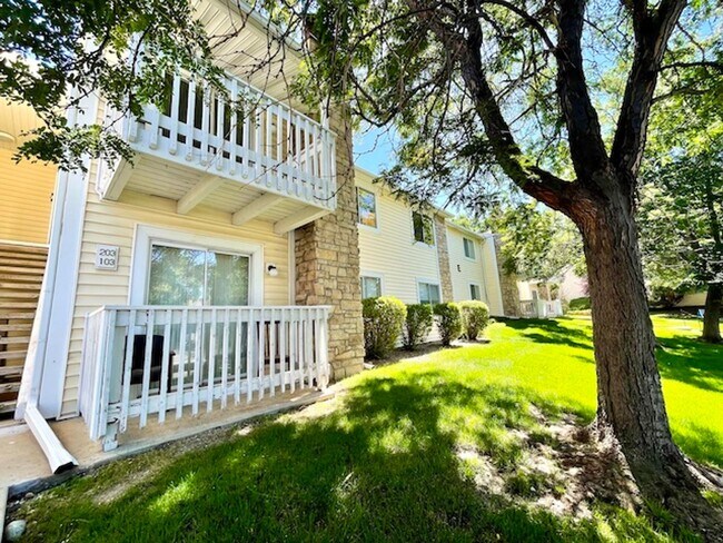 Building Photo - 2-Bedroom in Woodside Condos