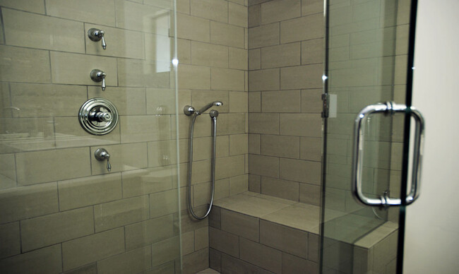 amazing shower w/ a sitting bench - 457 N Spaulding Ave