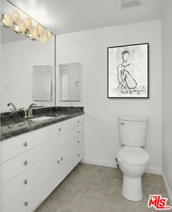 Building Photo - 838 N Doheny Dr