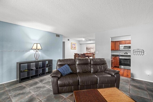 Building Photo - 3083 N Oakland Forest Dr