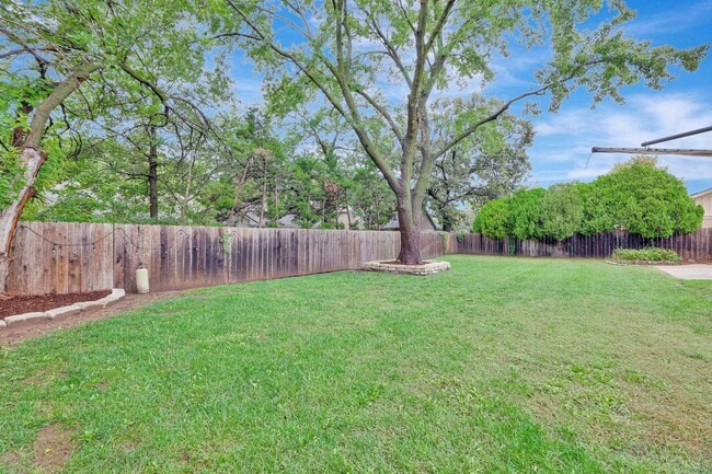 Building Photo - Charming Ranch in Rockwood!