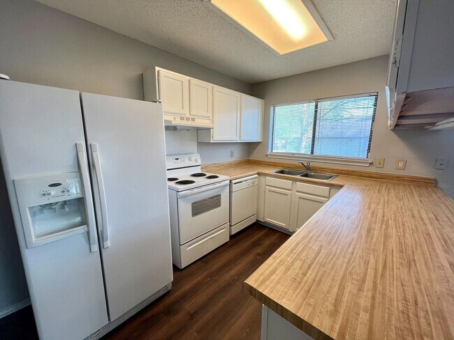 Building Photo - *MOVE IN SPECIAL* Charming 3BR Home Near Randolph AFB with Fireplace & Covered Patio!