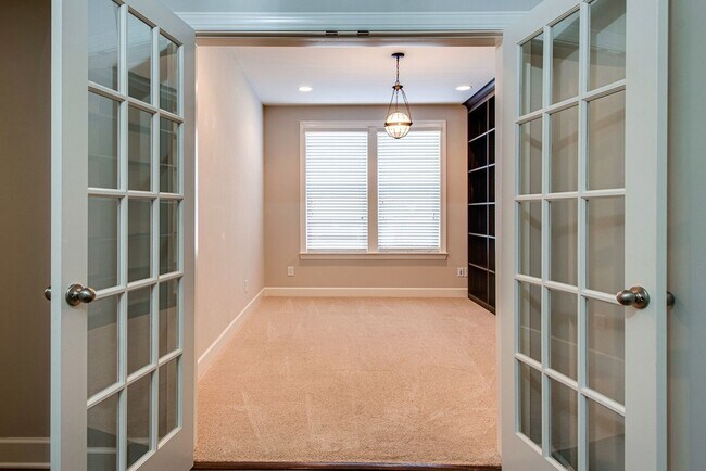 Building Photo - 9810 Glenmore Ln