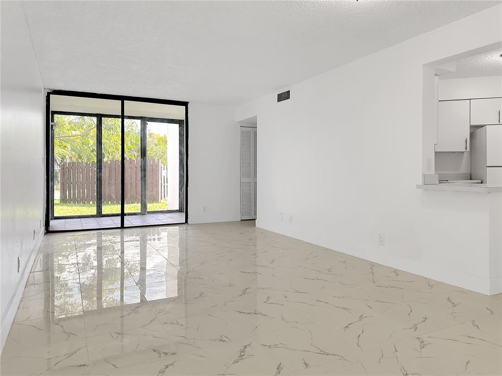 Building Photo - 211 Lake Pointe Dr