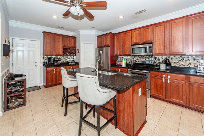 Building Photo - 3 Bedroom 2.5 Bath Single Family Home in S...