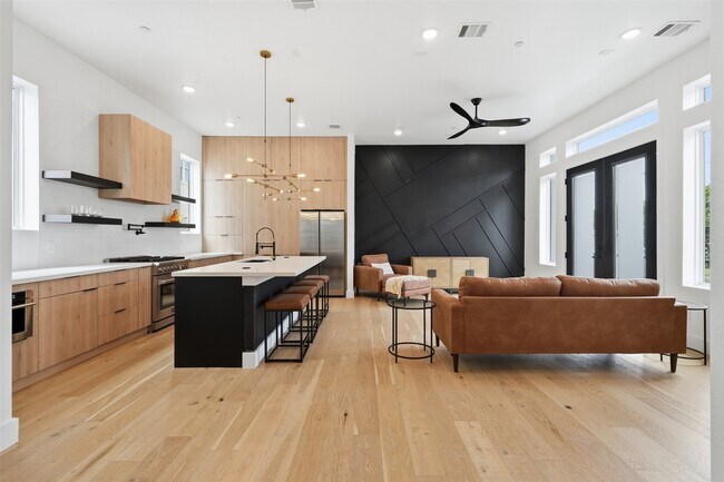 Building Photo - 1003 Kern St