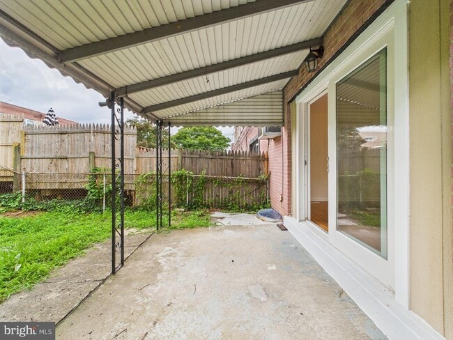 Building Photo - 2033 Valleyview Dr