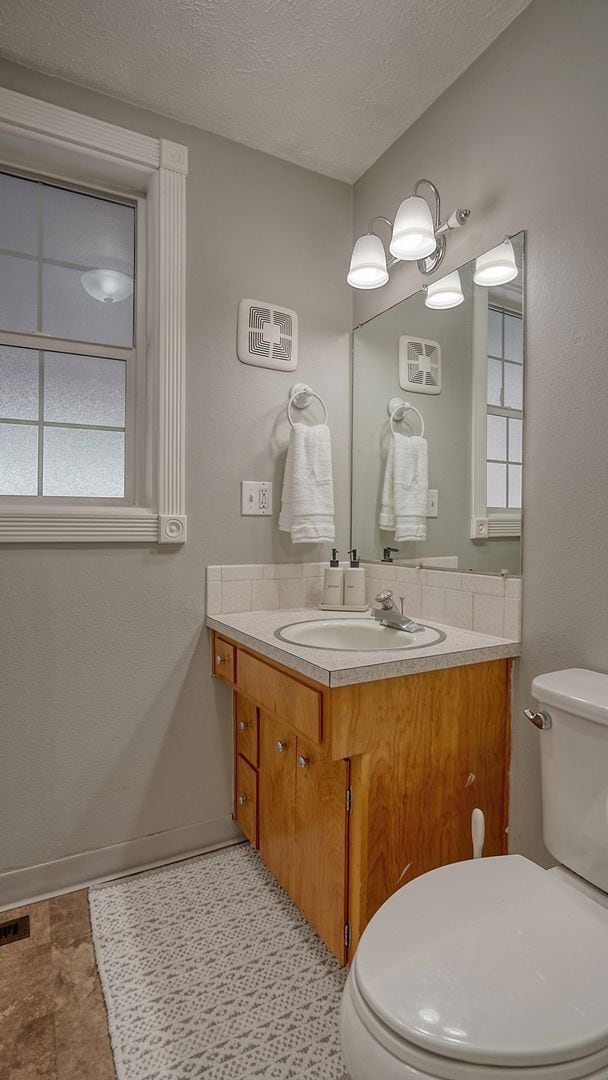 Building Photo - 2-bedroom/1 bathroom, parking included