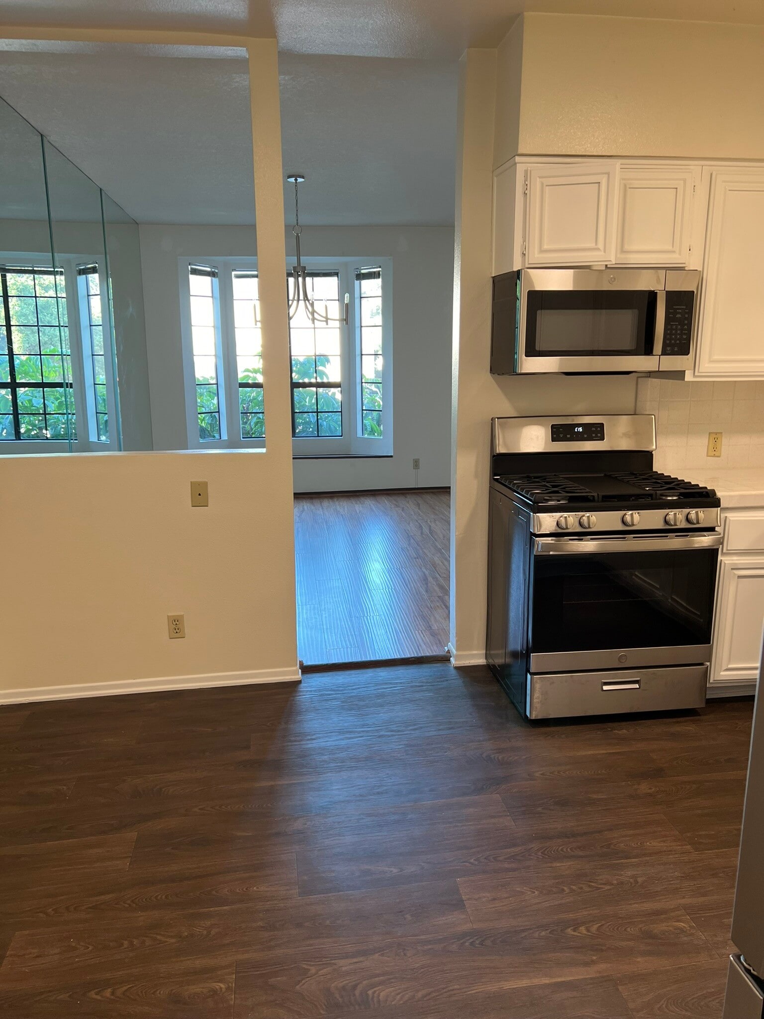 Kitchen with stainless steel oven/range, 2 door refrigerator plus freezer below. - 4707 Willis Ave