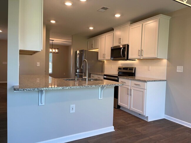 Building Photo - Ultra Spacious Living in Lake Tyler Subdivision