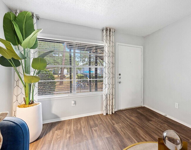 Building Photo - Lana